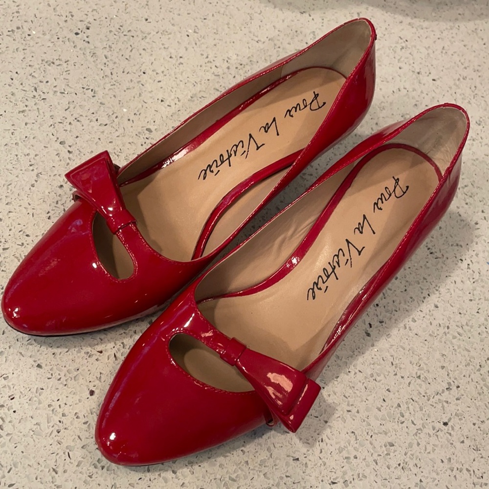 8.5 Patent Leather Red Pour La Victoire kitten heels
